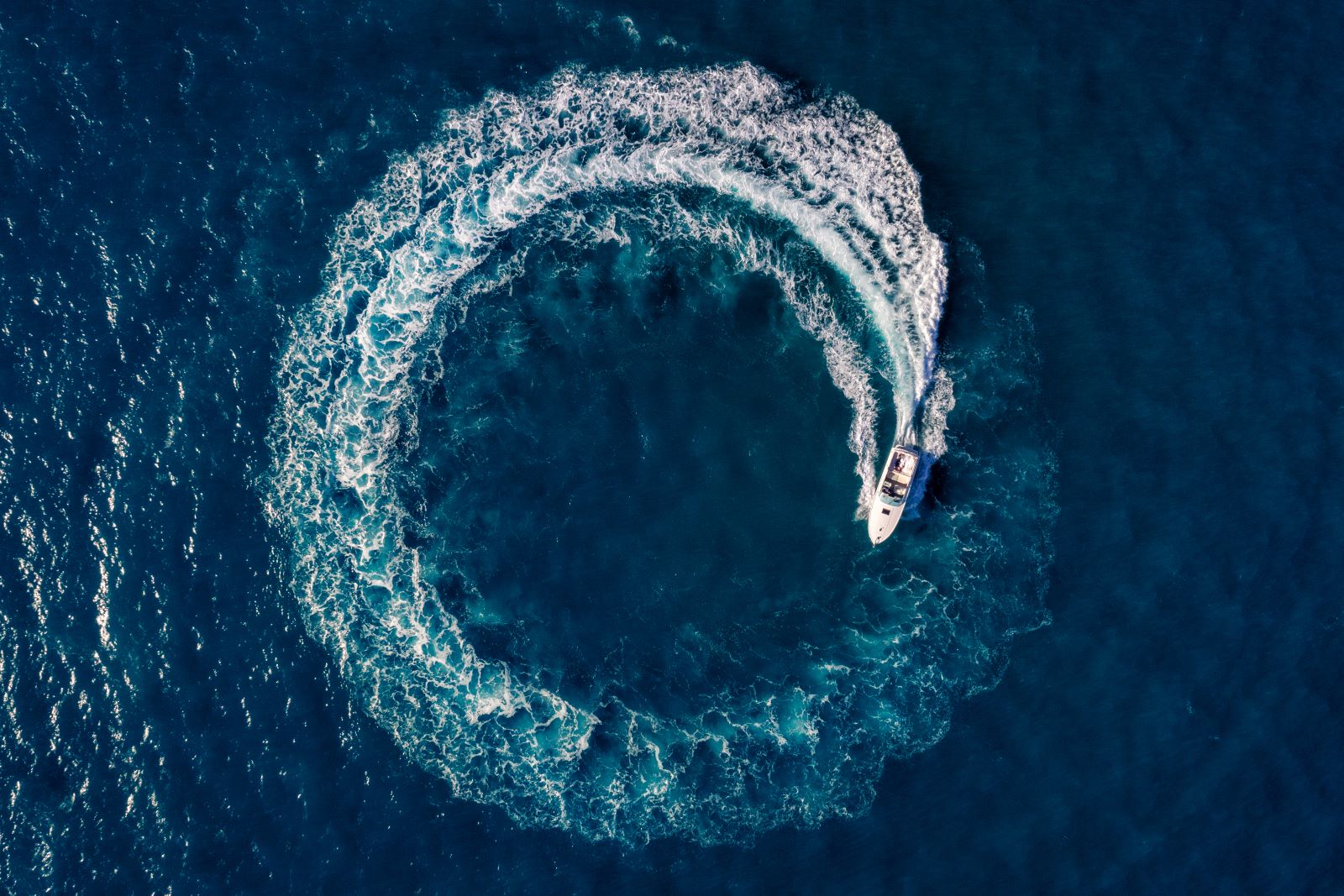 boat-driving-a-circle