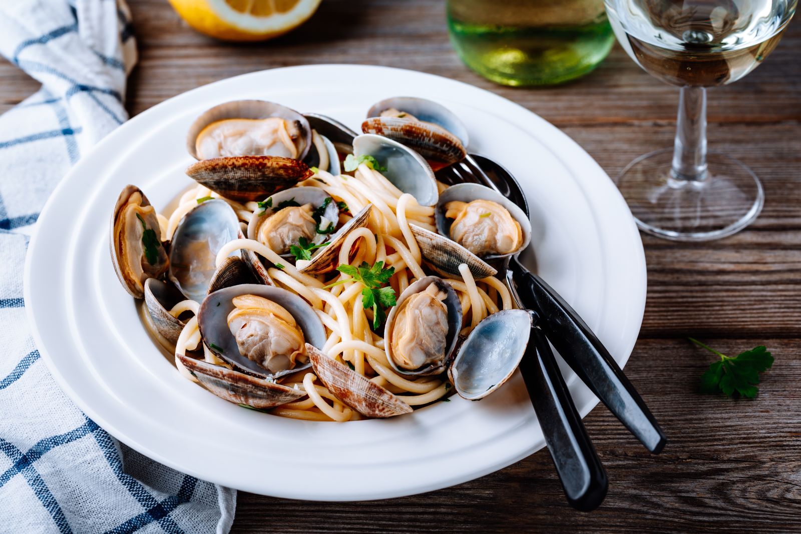 A dish of clams and spaghetti.