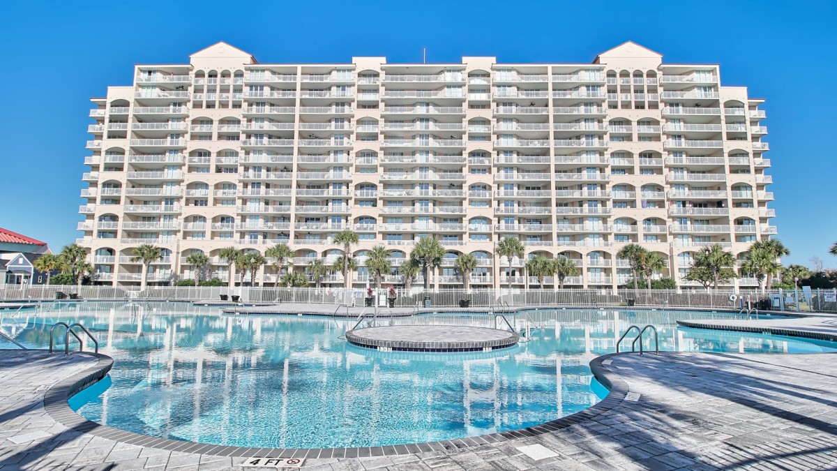 exterior view of North Myrtle Beach vacation condo building